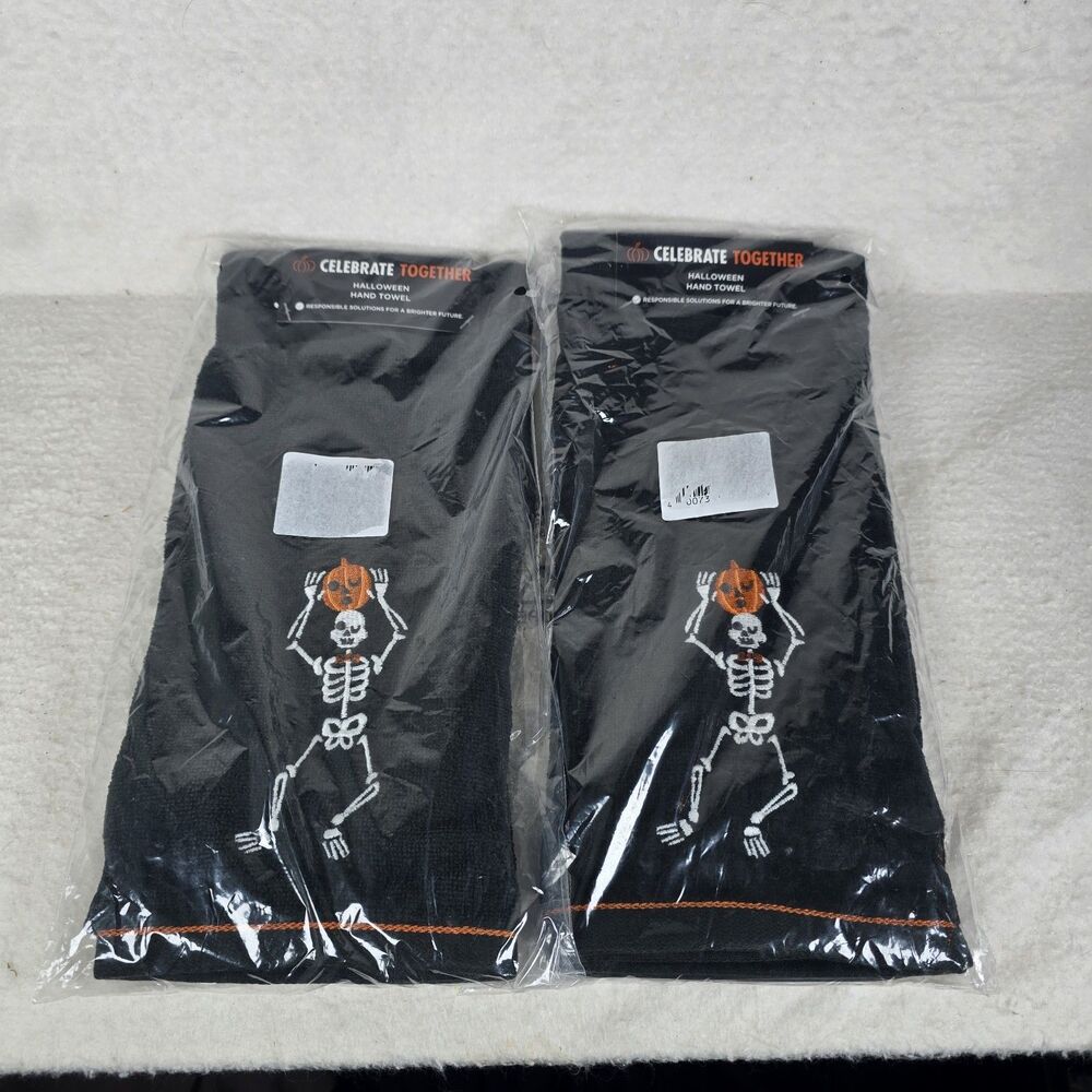 NWT Kohl’s Celebrate Halloween Skeleton Hand Towels Set of 2
